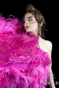 Éventail en plumes d’autruche - env. 60 cm, 10 plumes, cuir noir - fuchsia